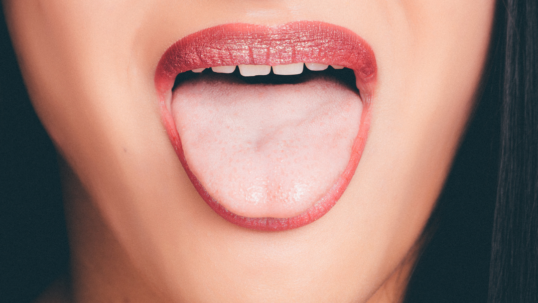 Cleaning the tongue to prevent and control bad breath